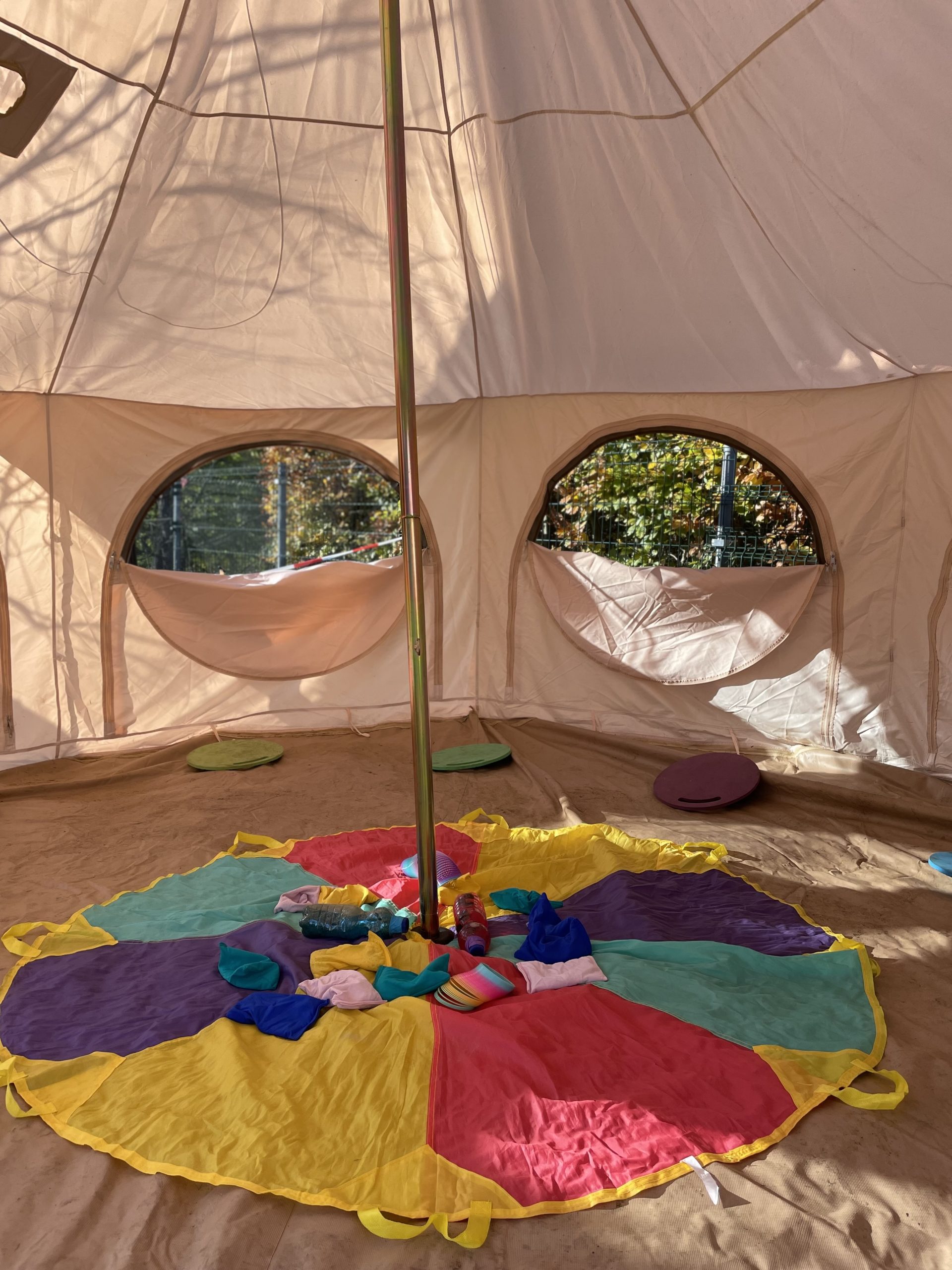 Kinder erkunden das Gelände