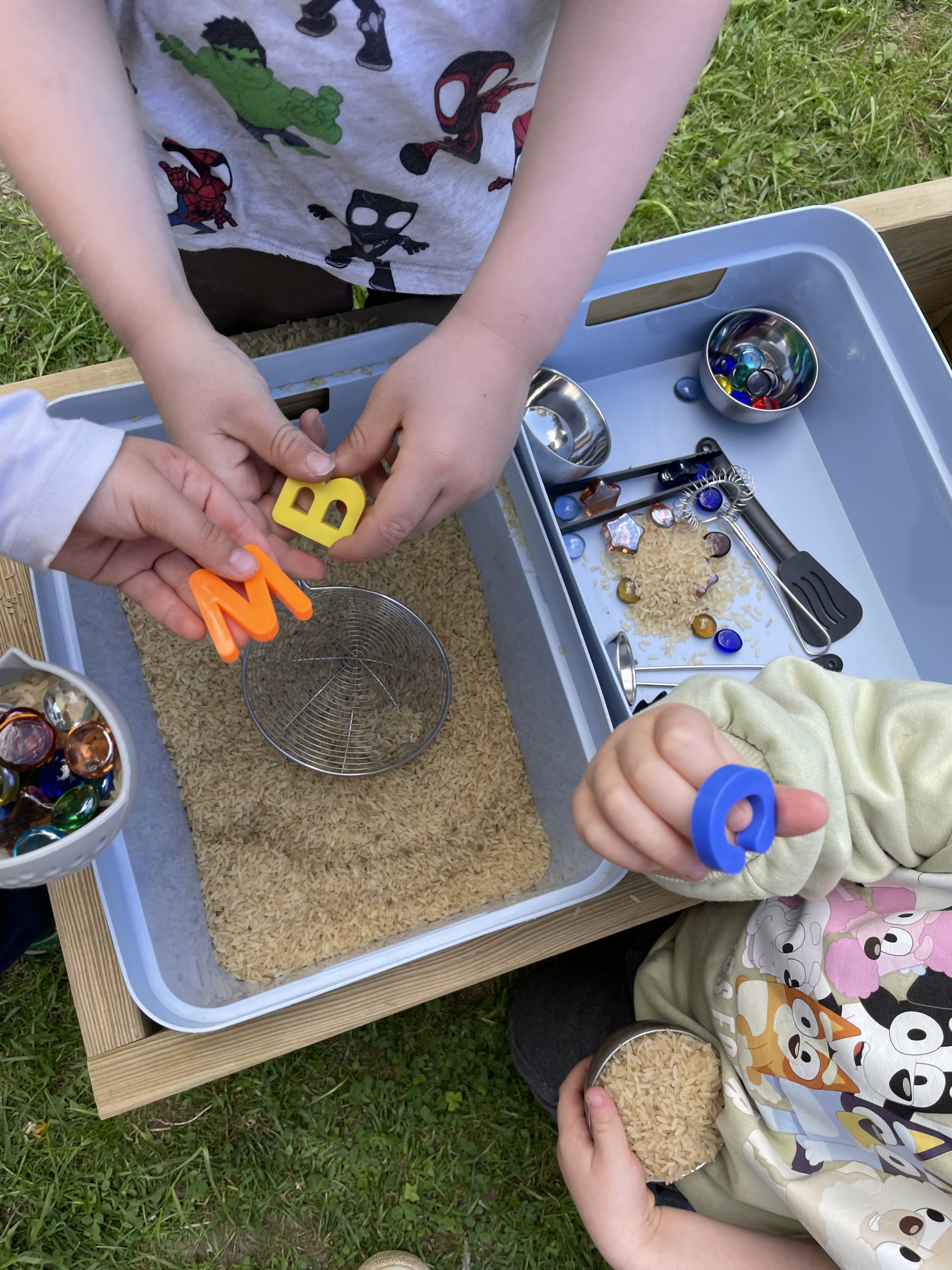 Spielmaterial auf dem Gelände