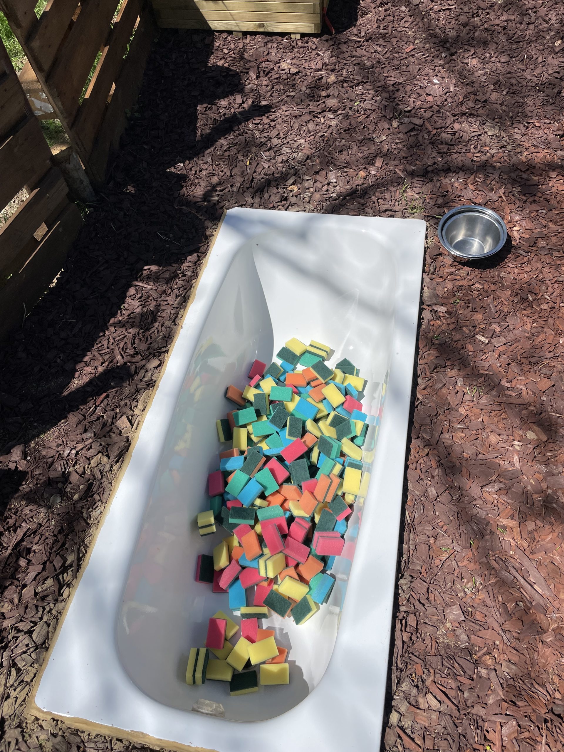 Kreatives Material – bunte Schwämme in der Badewanne